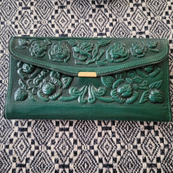 Made in Mexico Handbags - Beautiful green leather wallet